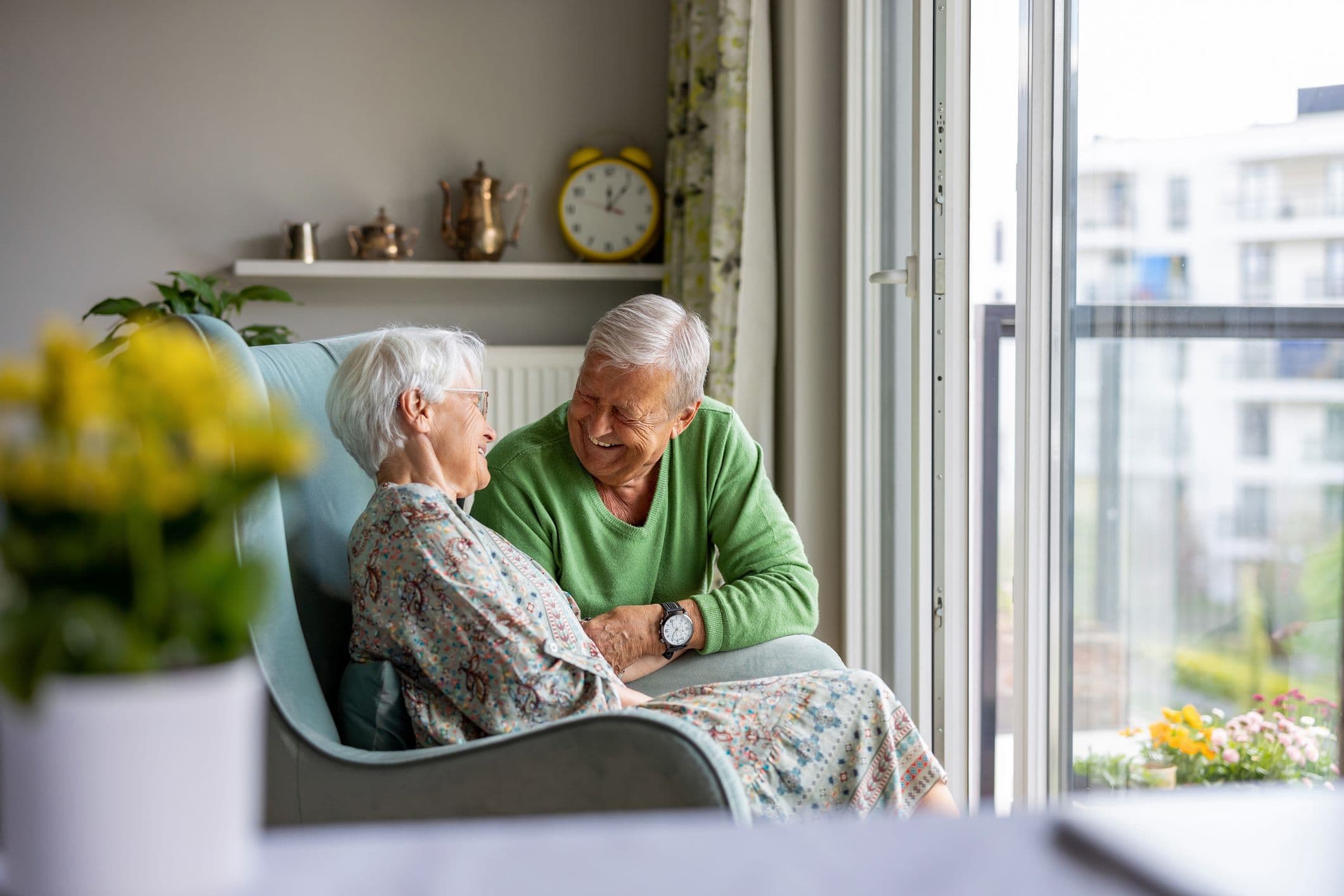 Älteres Paar im Wohnzimmer