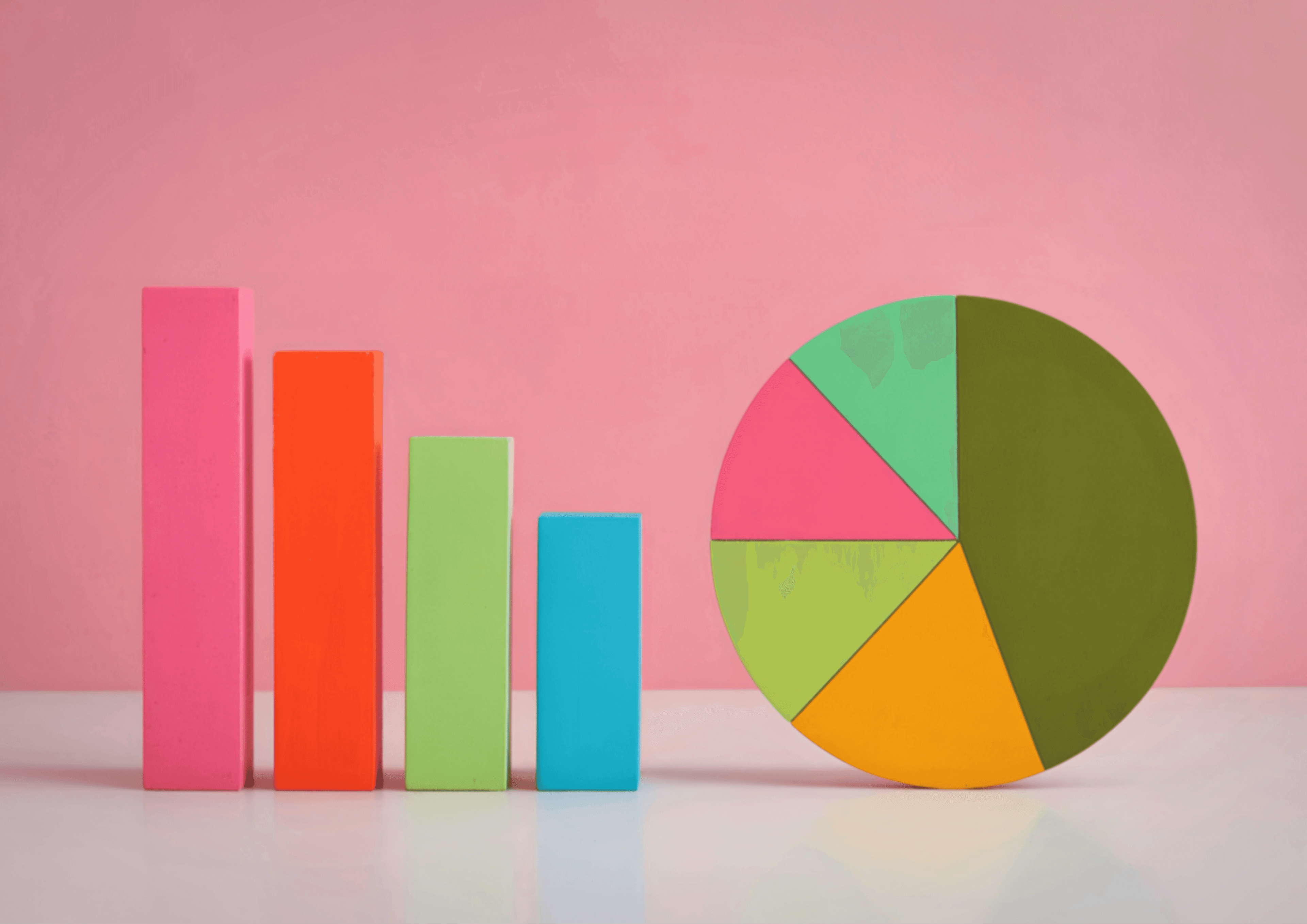 Statistische Säulen und Pie Chart vor einem rosa Hintergrund.