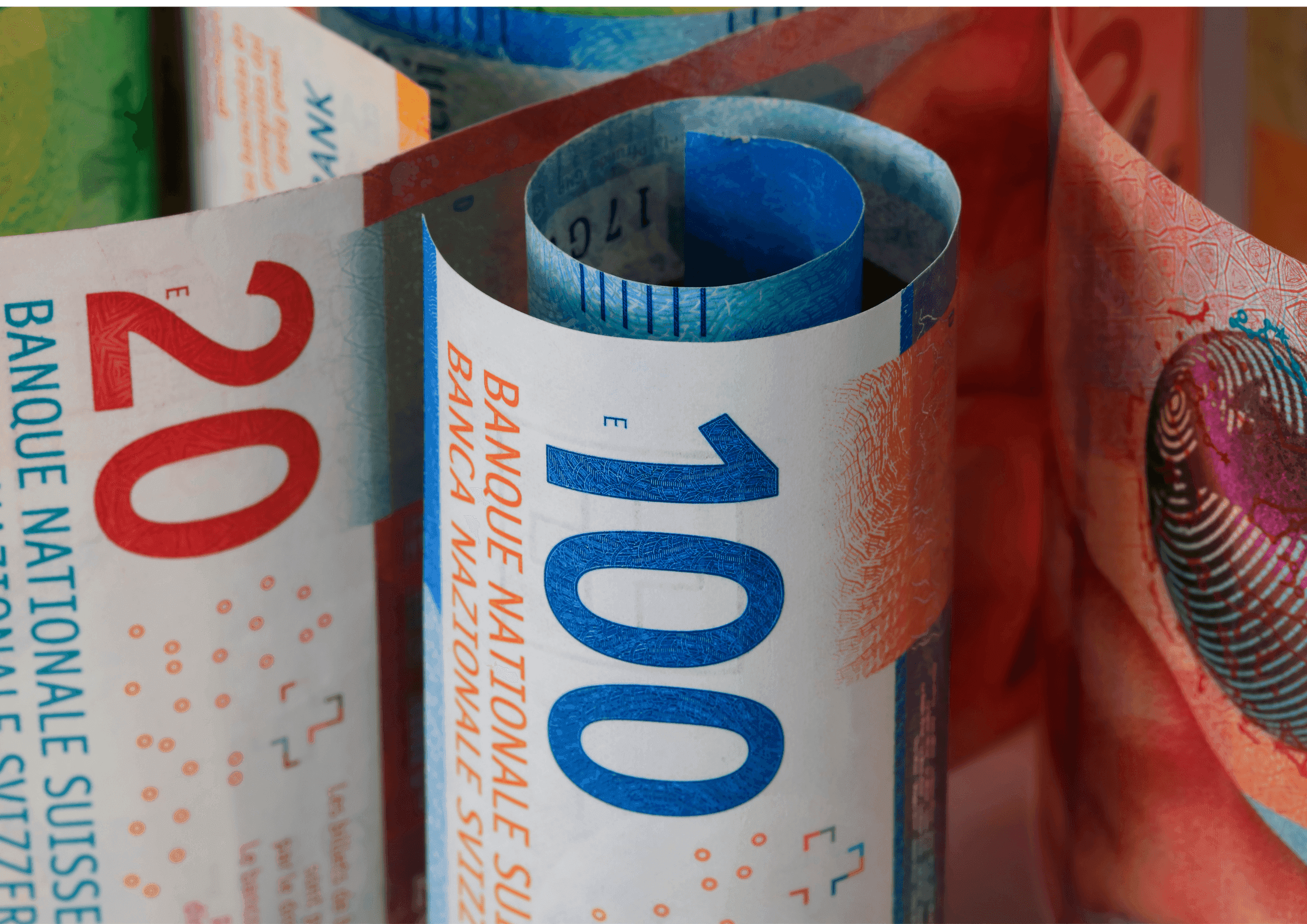 Nahaufnahme von einer aufgerollten 100 Franken und 20 Franken Banknote.